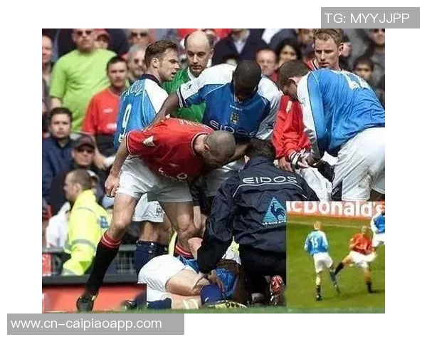 哈兰德铲射破门遭遇重创下身撞击立柱瞬间令人心疼