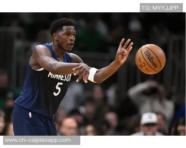 爱德华兹半场表现抢眼13投6中砍下并列最高16分助力球队奋勇争先